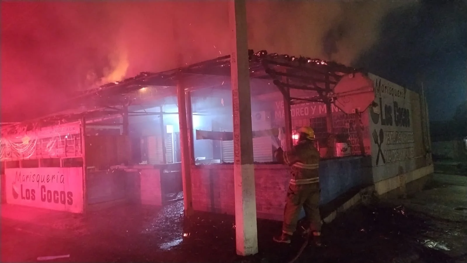 Incendio en palapa de mariscos moviliza a bomberos de Matamoros