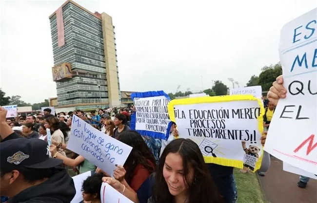 Aspirantes y padres marchan en la UNAM; exigen examen de ingreso presencial