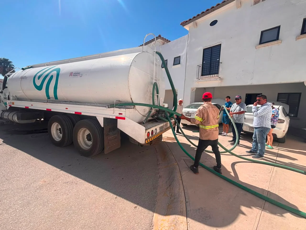 Simas Torreón distribuye agua en pipas a colonias afectadas por la reparación de la bomba 27R