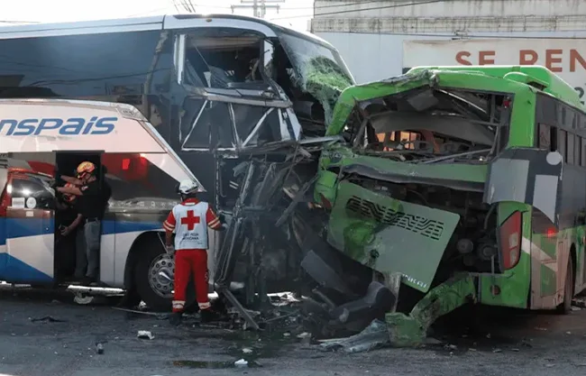 Autobús de pasajeros ocasiona serie de accidentes en Monterrey; cuatro personas terminaron prensadas