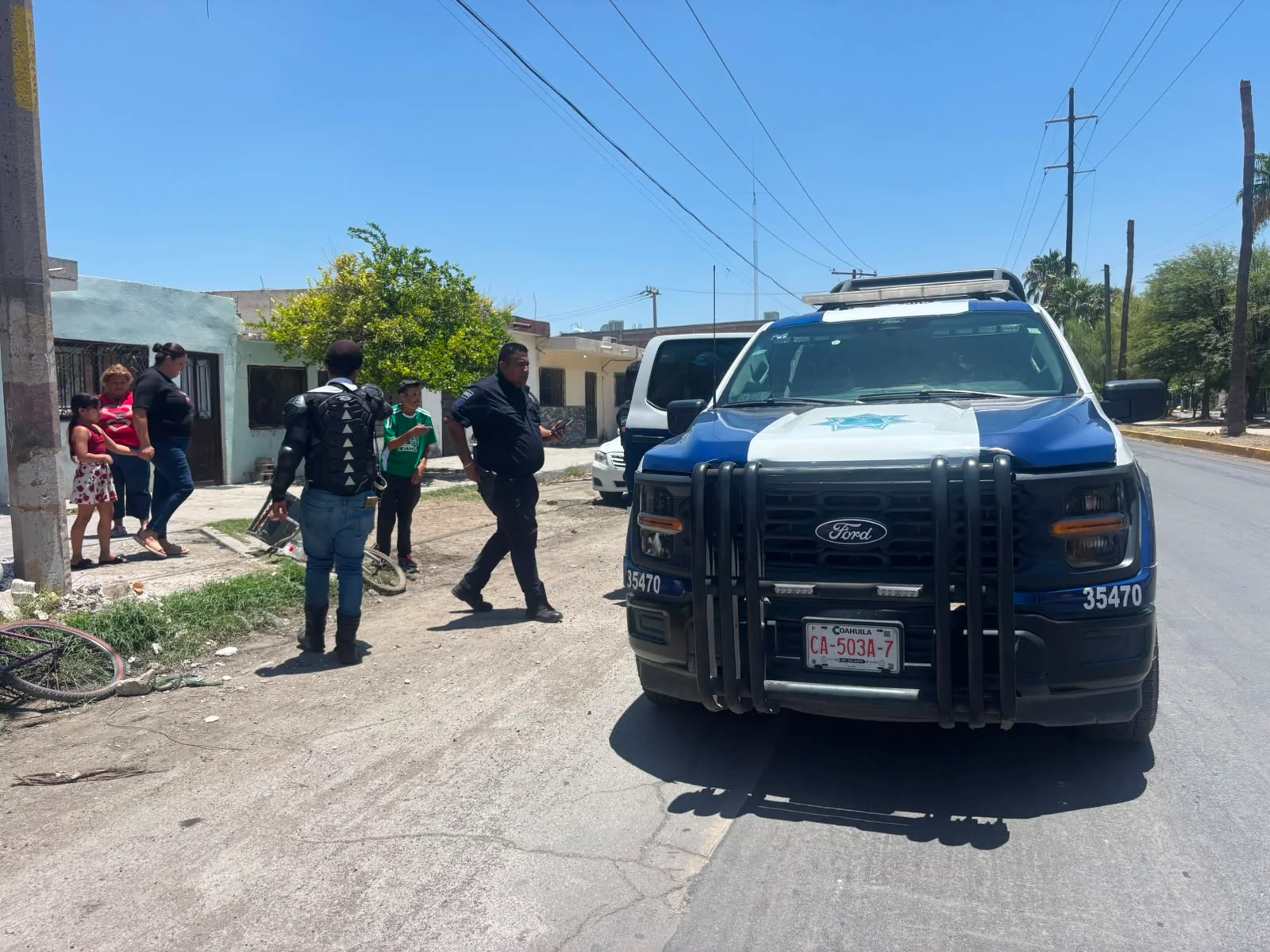 Detienen a ciclista por lanzar piedras a niño que caminaba con su madre en Torreón