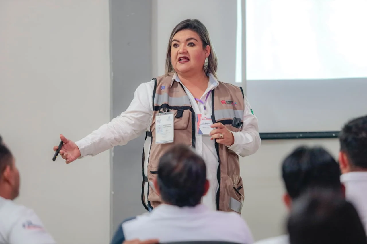 Capacitan a trabajadores de empresas de transporte para prevenir accidentes viales