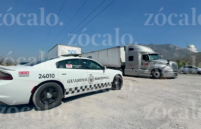Hallan a trailero muerto tras más de 12 horas al interior de su unidad en la carretera Monterrey-Saltillo