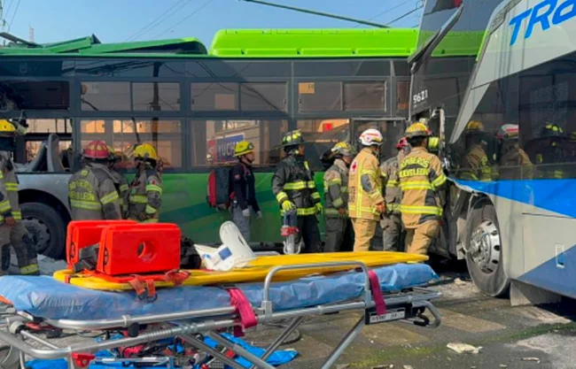 VIDEO: Falla en frenos de autobús provoca choque múltiple con 10 heridos en Monterrey