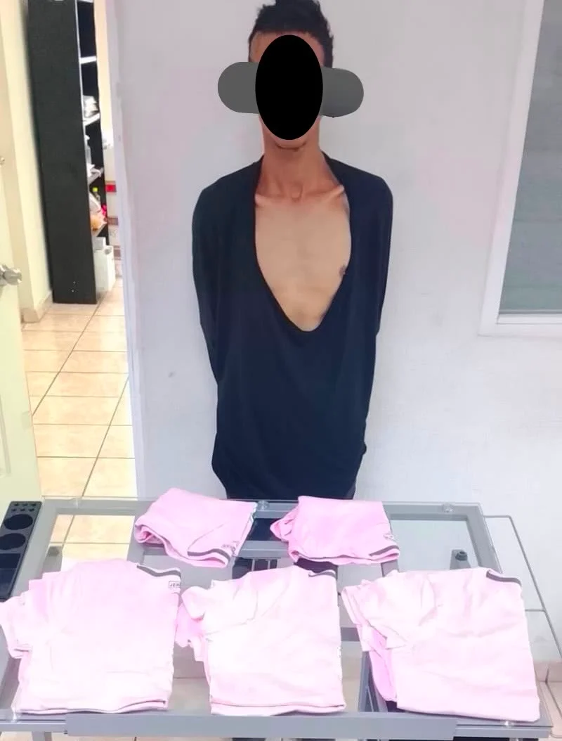 Intenta robar playeras de comercio y es detenido por la policía en Torreón