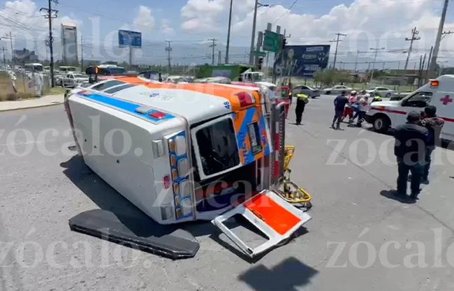 Vuelca ambulancia tras choque mientras trasladaba a adulta mayor en el cruce de LEA e Isidro López