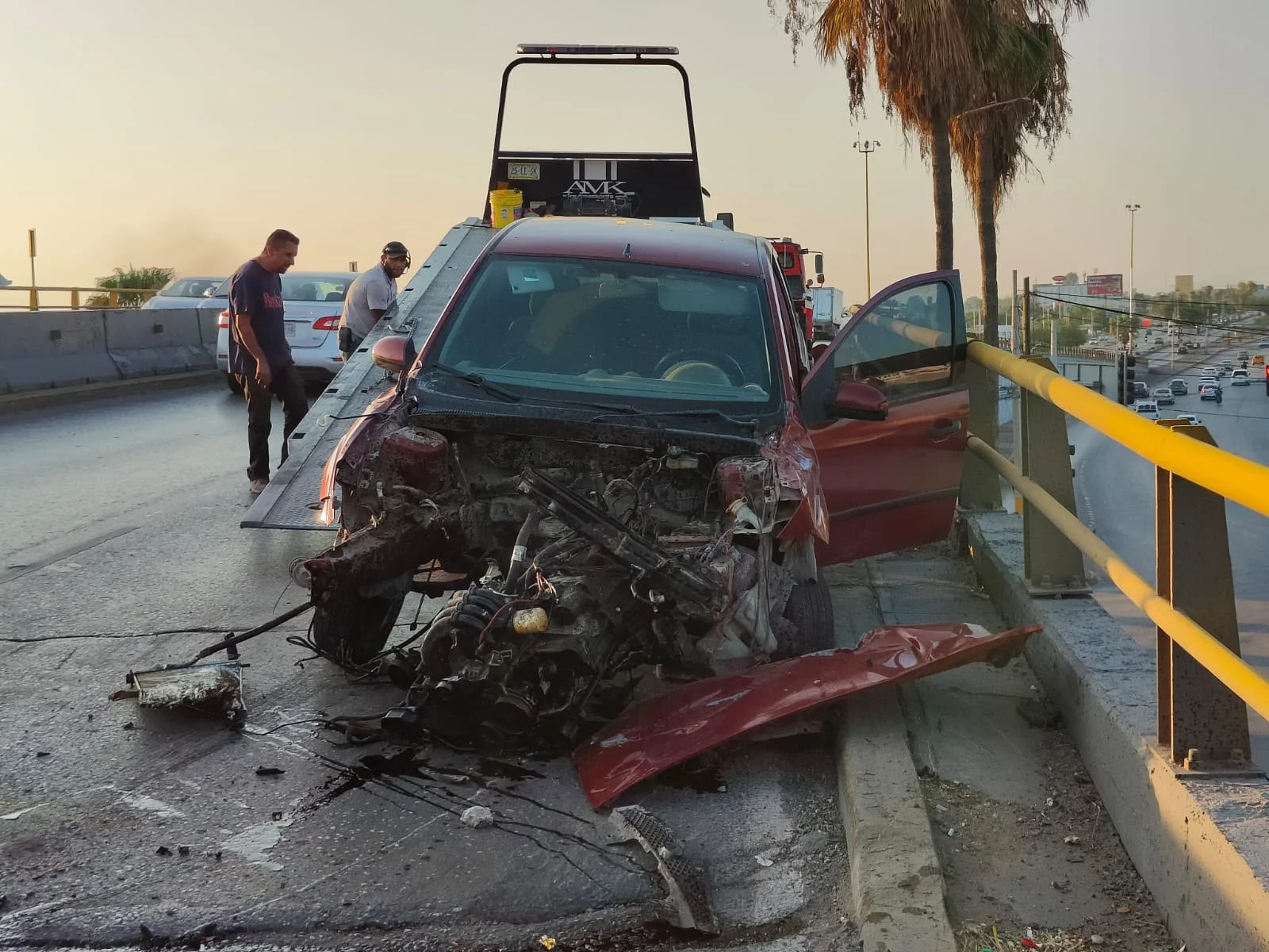 Choca en periférico de Torreón y provoca congestionamiento vial