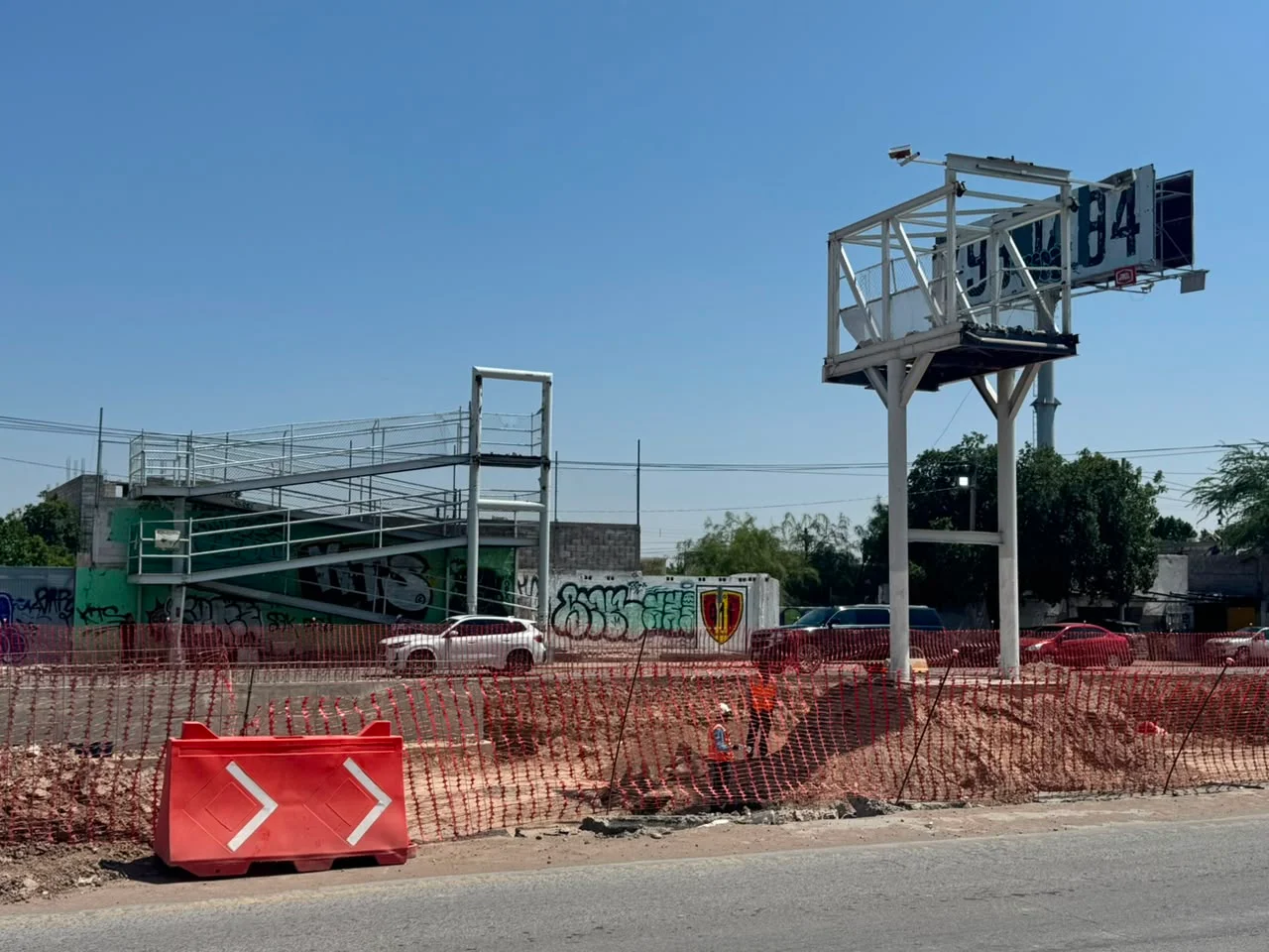 Retiran puente peatonal de Revolución y Vasconcelos; cruces serán a nivel por petición de colectivos