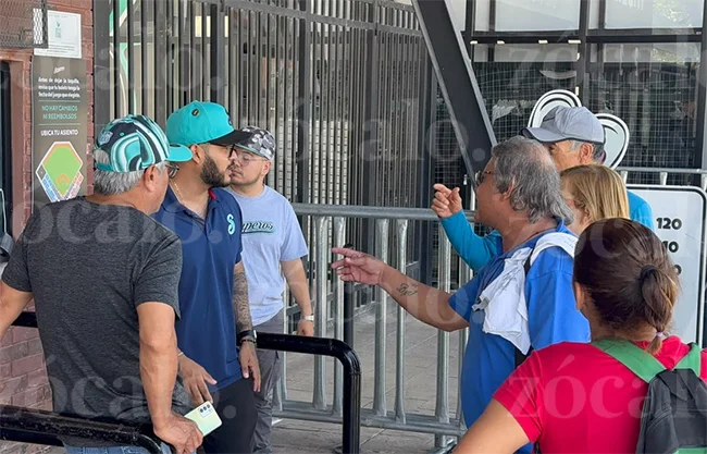 Aficionados 'truenan' contra Saraperos tras quedarse sin boletos gratuitos; reclaman falta de información