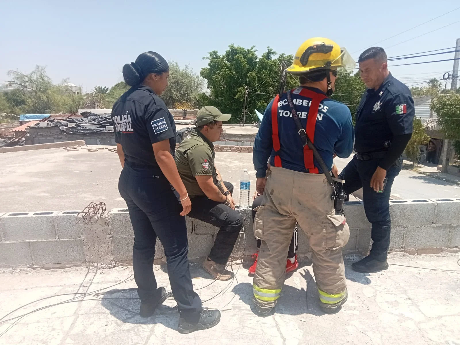 Protección Civil y Bomberos evitan dos posibles suicidios en distintos puntos de Torreón