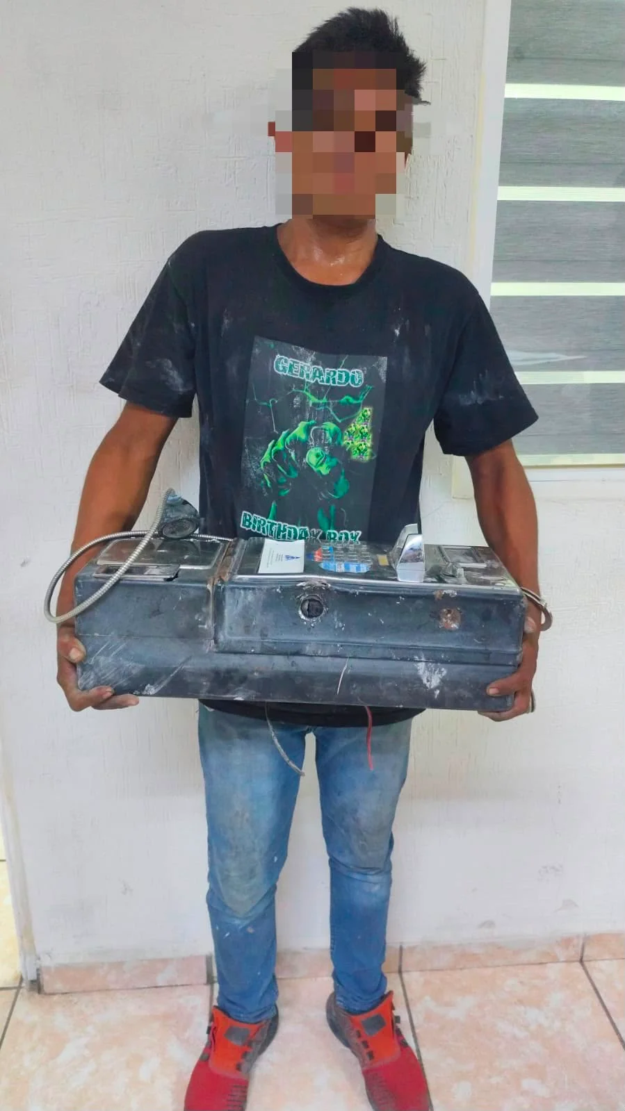 Detienen a hombre tras sorprenderlo con un teléfono público desprendido y robado en Torreón