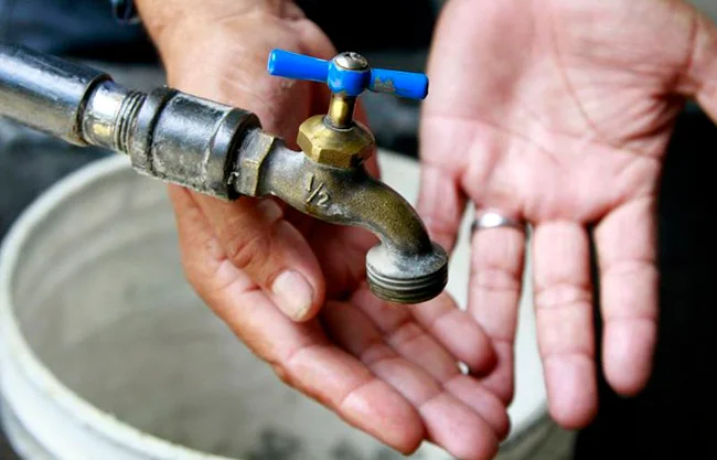Garantiza Javier Díaz que abasto de agua se regularizará al cien este fin de semana
