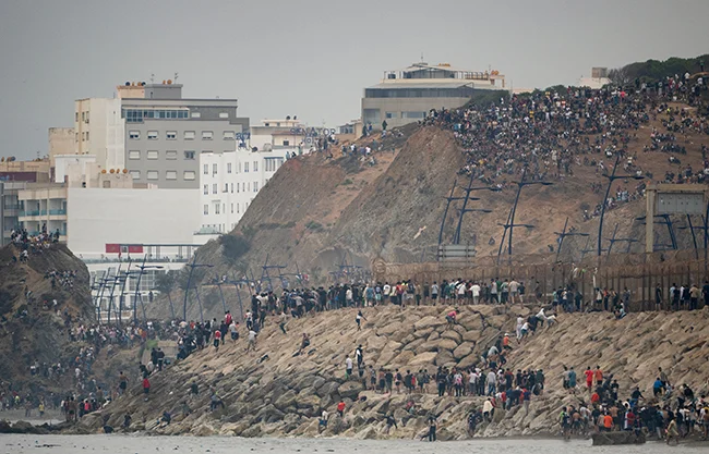 Regresan a Marruecos casi todos los 50 mil migrantes tras 57 muertes en Ceuta