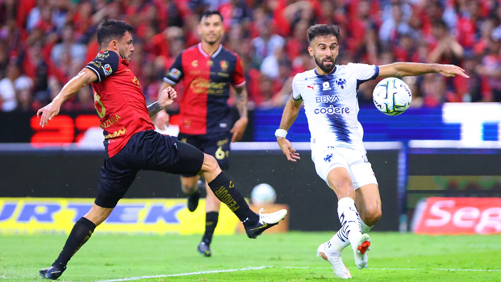 ¡Fiesta de rojas! Atlas tropieza ante Rayados en su presentación en el Jalisco