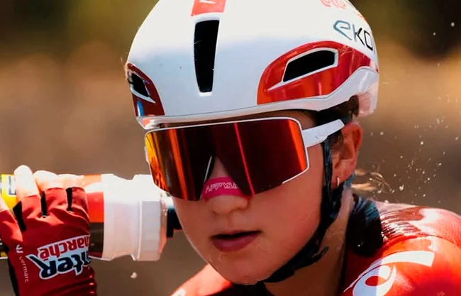 Rueda Romina Hinojosa en el pelotón principal del Tour Femenil