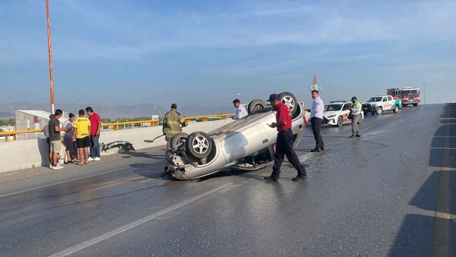 Volcadura de auto deja a conductora y menor lesionadas en Gómez Palacio