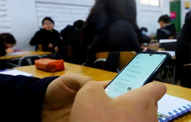 Gobierno de México decidirá este mes si prohíbe celulares en las escuelas