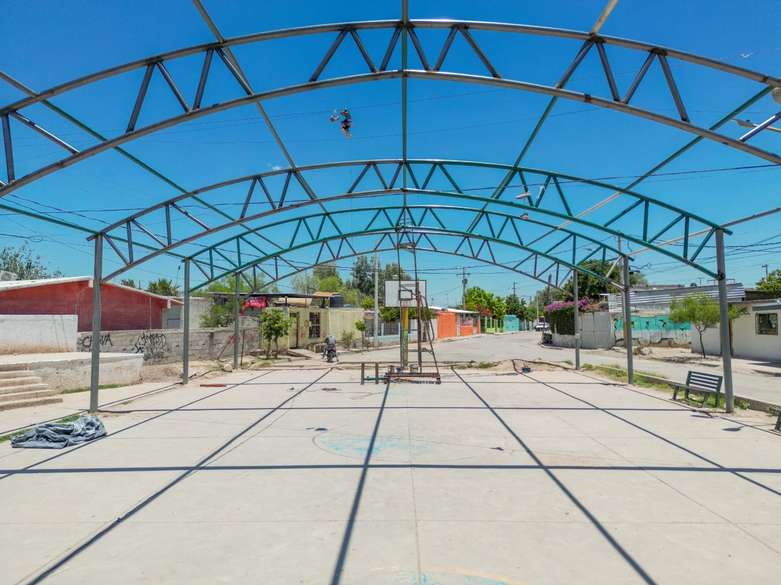 Construcción de techado en plaza del ejido El Perú alcanza 40 % de avance