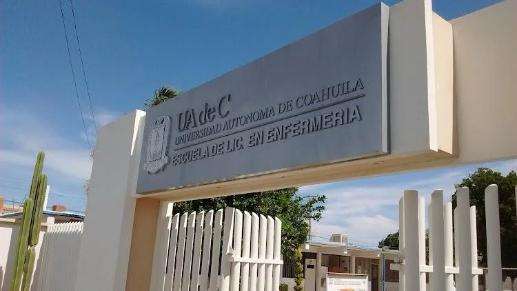 Alumnos de nuevo ingreso de la UAdeC entregan documentación para el semestre agosto-diciembre 2026