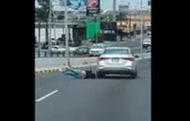 Mujer es arrastrada por automovilista; queda inconsciente a media calle