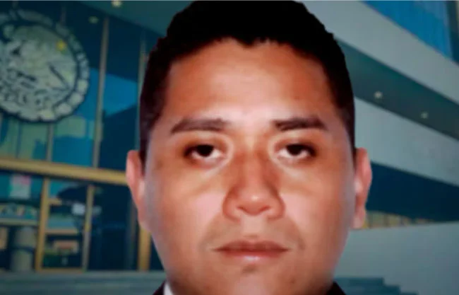 Excomandante de la FGR protegía red de huachicol fiscal