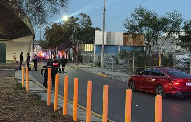 Hallan dos cuerpos en vehículo abandonado en Monterrey