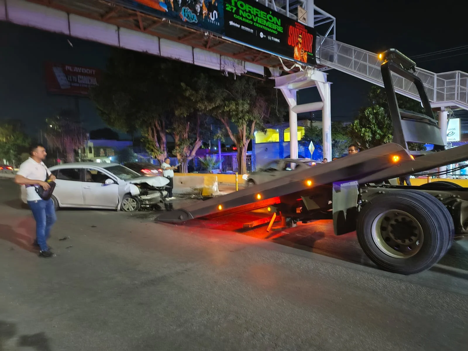 Conductor se impacta contra muros de concreto en la carretera Torreón-San Pedro