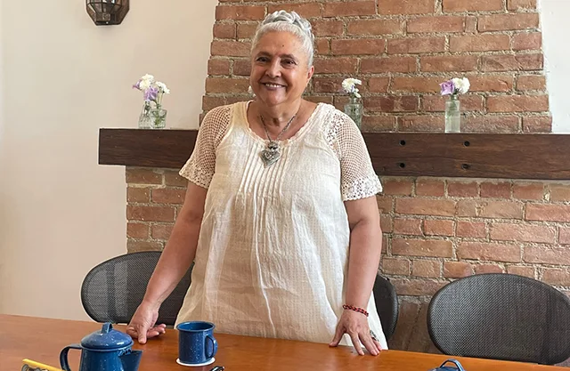 Recibe Laura Esquivel homenaje: 'La ficción es importante porque ahora es difícil decir la palabra amor'