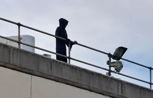 Detenido un hombre por disfrazarse de la Muerte y observar desde la azotea de un hospital a los pacientes