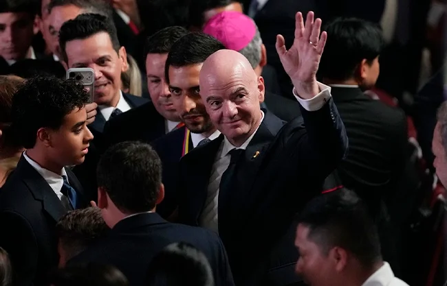 Busca Gianni Infantino refugio político en Sudamérica tras la crisis en la FIFA