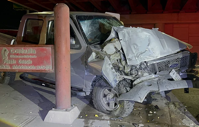 Hace chatarra a su camioneta a toda velocidad y queda prensado