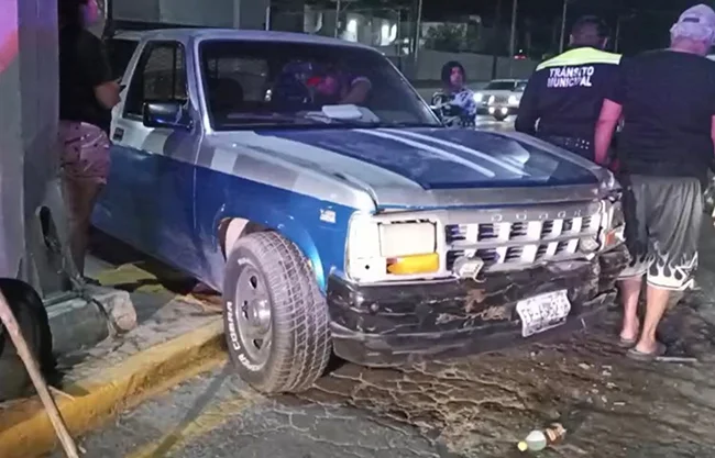 Ebrio de la tercera edad choca por alcance y lesiona a limpiaparabrisas