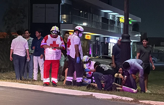 Seis amigos terminan la fiesta en volcadura en el Nazario S. Ortiz Garza