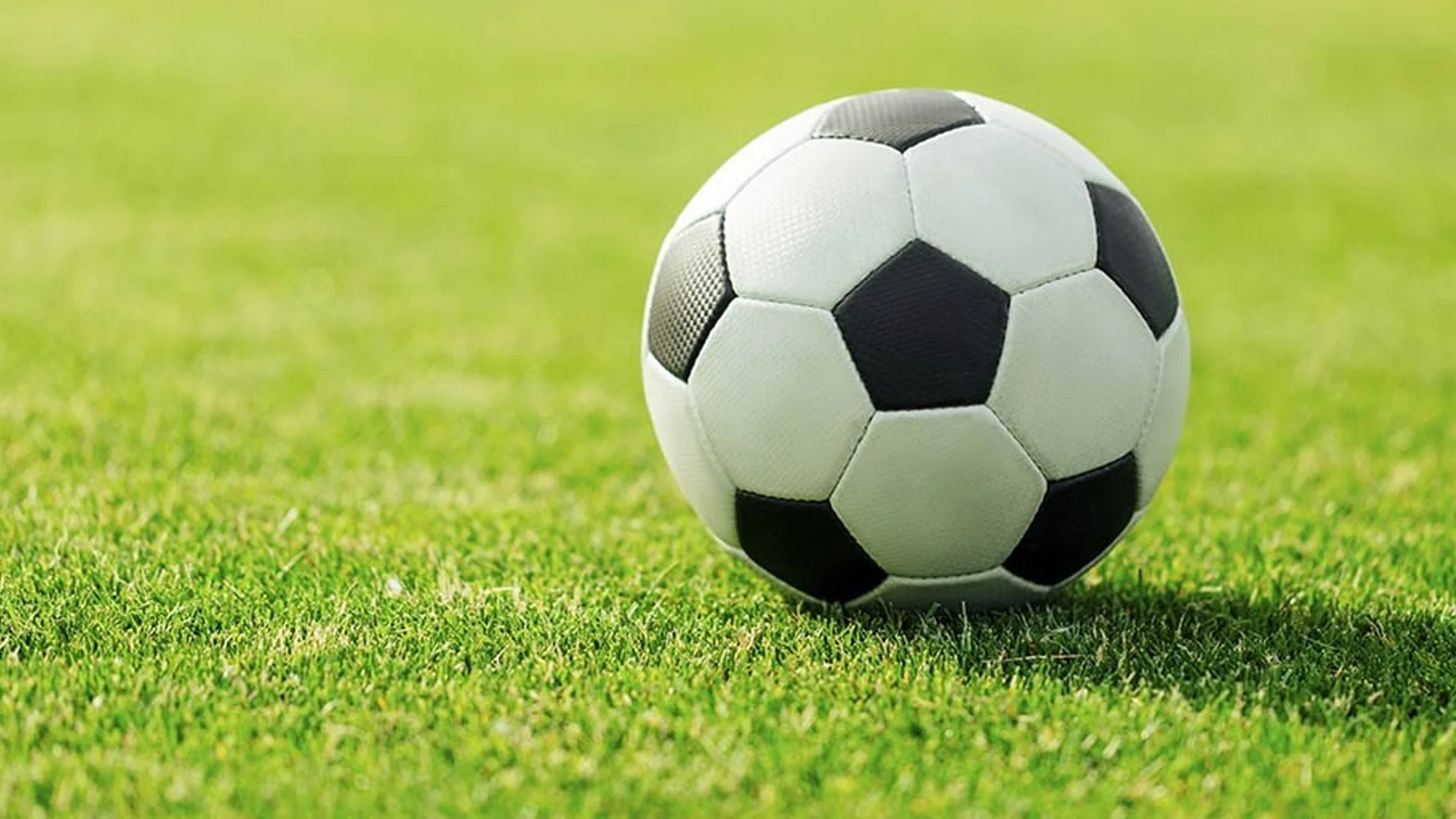 ¡Como en el barrio! Balón sale de la cancha y termina provocando choque entre dos autos