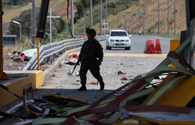 Ataque con coche-bomba destruye caseta en Colombia, un día después de investidura de Abelardo de la Espriella