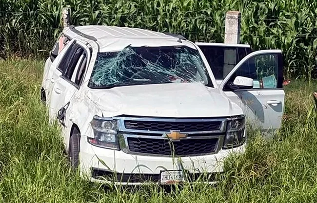 Vuelca camioneta con colaboradores de senadora Bañuelos