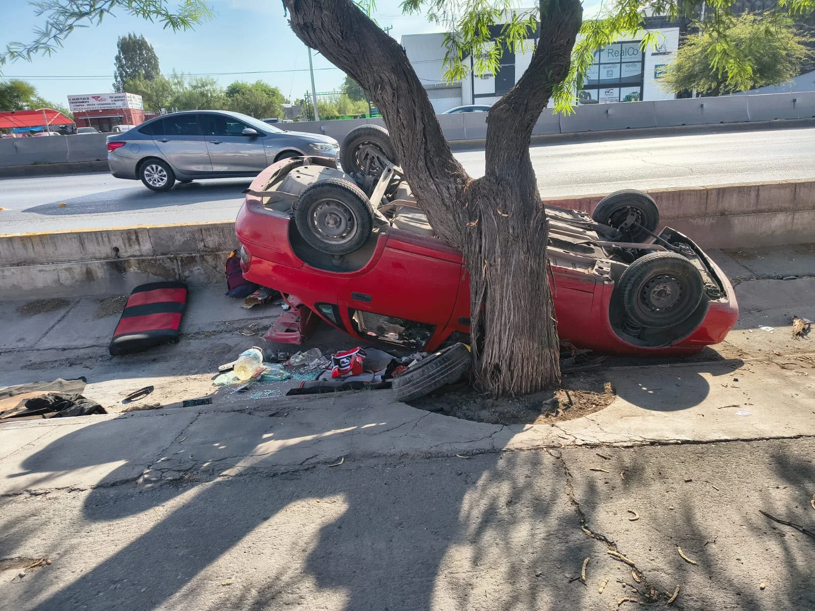 Volcadura de auto moviliza a cuerpos de emergencia en Torreón