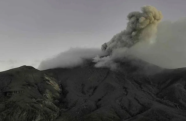 Volcán Puracé ‘despierta’ tras terremoto de 7.4 en Colombia; ceniza provoca cierre de aeropuerto
