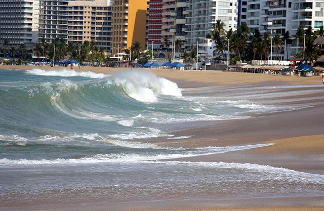 Mantienen alerta por mar de fondo en costas de 6 estados del país; oleaje alcanzarán 2 metros