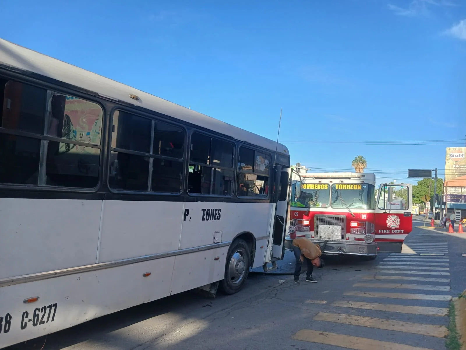 Incendio de camión de ruta moviliza a bomberos de Torreón