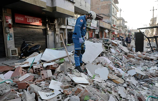 Suben a 240 los muertos por fuerte terremoto de Colombia