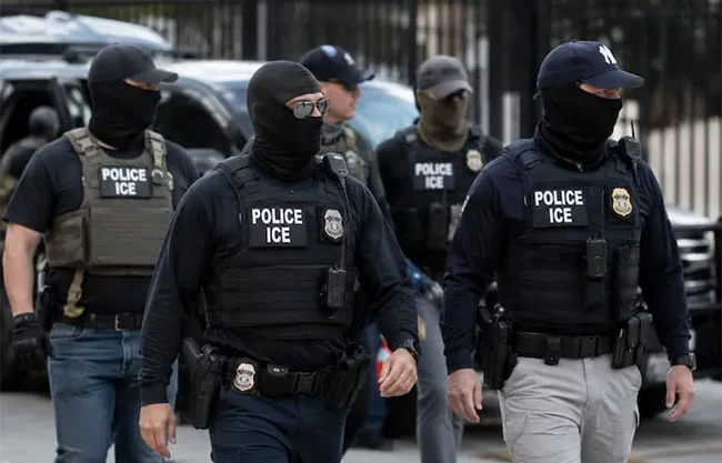 ICE quiere guantes con descargas eléctricas para agentes