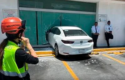 Conductora se estrella contra el ventanal de una farmacia en Santa Catarina