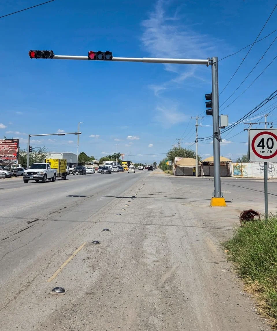 Instalan nuevos semáforos en crucero de alta circulación de Torreón