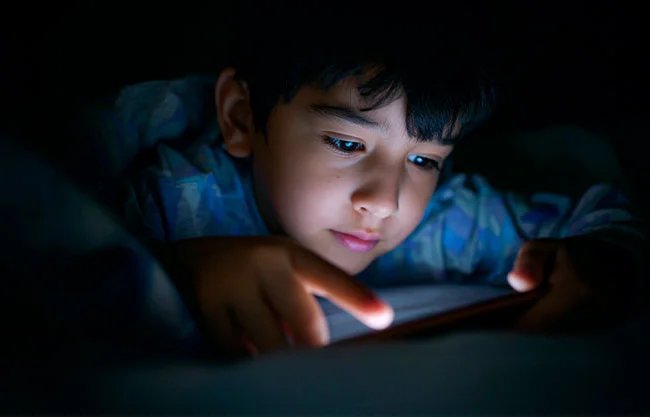 Crece rezago educativo por niñeras digitales; infancias de Coahuila no aprenden a leer ni sumar
