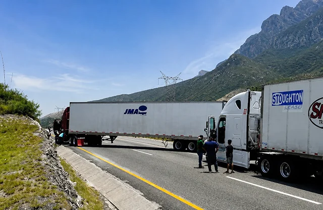 Calvario transitar la Sal-Mon: accidentes, tráfico pesado y una ruta alterna que sigue en pausa