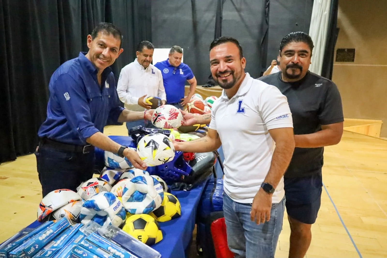Rector de la UAdeC entrega mobiliario y equipo deportivo a la Unidad Laguna