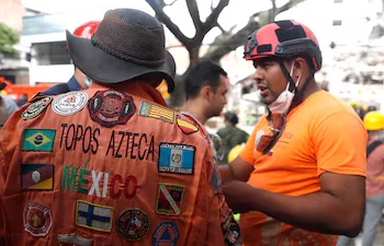 Denuncian trabas burocráticas a la brigada mexicana Los Topos Azteca tras el terremoto en Colombia