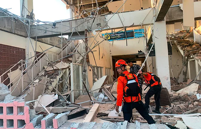 Al menos 40 muertos tras el terremoto de magnitud 7,7 en Indonesia