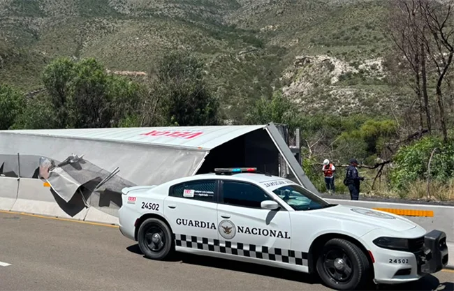 Accidente con volcadura de tráiler en la 57 causa cierre del tramo Los Chorros; hay un lesionado